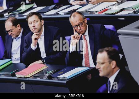 R-L Jens Spahn, Vorsitzender der CDU/CSU-Fraktion im Deutschen Bundestag, Friedrich Merz CDU, Bundeskanzler, Lars Klingbeil, Bundesminister der Finanzen, und Alexander Dobrindt CSU, Bundesminister des Innern, aufgenommen im Rahmen der Generaldebatte zum Haushalt 2025 im Deutschen Bundestag in Berlin, 09.07.2025. Berlin Deutschland *** R L Jens Spahn, Vorsitzender der CDU CSU-Fraktion im Deutschen Bundestag, Friedrich Merz CDU , Bundeskanzler Lars Klingbeil, Bundesfinanzminister, und Alexander Dobrindt CSU, Bundesinnenminister, verzeichneten im Rahmen des Generals d Stockfoto