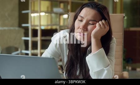 Schlafende müde Geschäftsfrau erschöpftes Mädchen Geschäftsfrau Nickerchen am Arbeitsplatz Überarbeit enge Augen schlafen im Büro weibliche Unternehmermanagerin ein Stockfoto