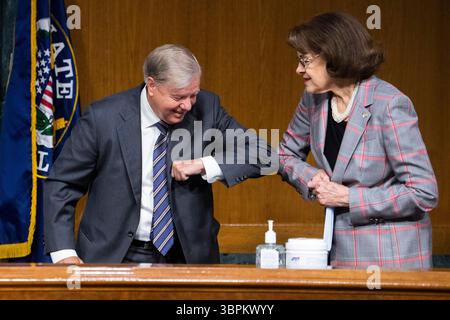16. Juni 2020, Washington, District of Columbia, USA: Senatorin Lindsey Graham (Republikanerin von South Carolina), Vorsitzender des Justizausschusses des US-Senats, begrüßt US-Senatssenatorin Dianne Feinstein (Demokrat von Kalifornien), Ranking Member, Judiciary Committee des US-Senats, vor der Anhörung des Justizausschusses des US-Senats mit dem Titel „Police Use of Force and Community Relations“ im Dirksen Senate Office Building in Washington, D.C., Dienstag, D.C., D.C. (Tom Wire, 2020). Stockfoto