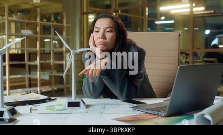 Traurige müde Geschäftsfrau Asiatisches Mädchen Geschäftsfrau erschöpft langweilige Arbeit Windenergieproduktion Engineering Projekt im Büro Chinesisch Koreanisch Stockfoto