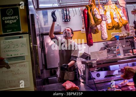 18. Juni 2020, Barcelona, Katalonien, Spanien: Am frühen Morgen bereitet eine Frau ihren Metzgerstand auf dem Markt La Boqueria in Barcelona vor. Barcelona geht heute in die dritte Phase der Lockdown-Maßnahmen ein, durch die die Mobilitätsbeschränkungen zwischen Regionen in ganz Katalonien aufgehoben werden. (Bild: © Jordi Boixareu/ZUMA Wire) Stockfoto