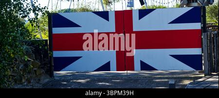Union Jack auf einem großen Eingangstor zum britischen Yachtclub in Lemruch gemalt, der die internationale Zusammenarbeit und Segelgemeinschaften repräsentiert Stockfoto
