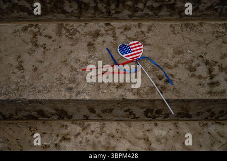 1. Mai 2020, Columbus, Ohio, USA: Protestartikel werden an den Stufen des Kapitols während der ersten Freedom Rally im Mai auf dem Rasen des Ohio State Capitol am Freitag gesehen. (Kreditbild: © Andrew Dolph/ZUMA Wire) Stockfoto