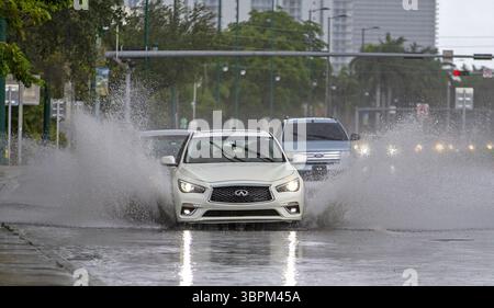 24. Mai 2020, Sunny Isles Beach, FL, USA: Autos überqueren die Überschwemmung, die durch Starkregen auf dem Biscayne Boulevard in Aventura am 24. Mai 2020 in Sunny Isles Beach, Fla. Verursacht wurde (Kreditbild: © TNS Via ZUMA Wire) Stockfoto