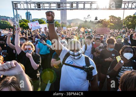 1. Juni 2020 - Portland, Oregon, USA - Demonstranten halten ihre Fäuste in der Luft, während sie die Burnside Bridge in der Innenstadt von Portland besetzen, während eines Protestes über den Tod von GEORGE FLOYD am Montag, 1. Juni 2020. (Bild: © Nathan Howard/ZUMA Wire) Stockfoto