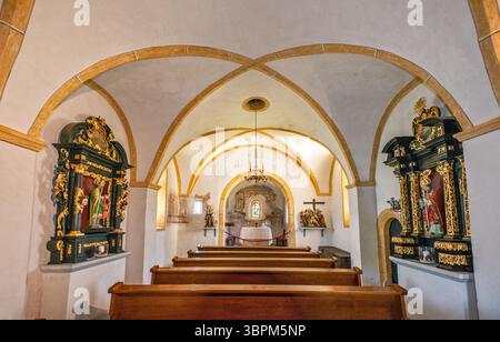 Innere der Rosenkranzkirche (Winterkirche), 12. Jahrhundert, Ferienort Maria Wörth, Wörther See, Südkalpen, Kärnten, Österreich Stockfoto