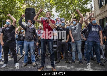 18. Juni 2020, Barcelona, Spanien: Ein Arbeiter spricht während der Demonstration Demonstranten an. Arbeiter des japanischen Autoherstellers Nissan haben sich in Barcelona versammelt, um gegen Nissans Entscheidung zu protestieren, Produktionsstätten in Katalonien zu schließen, wodurch mehr als 20.000 Arbeitsplätze betroffen sind. (Credit Image: © Paco Freire/SOPA Images via ZUMA Wire) Stockfoto