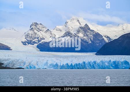 Vorderansicht des Perito Moreno Gletschers mit den Anden dahinter, Los Glaciares Nationalpark, Patagonien, Argentinien Stockfoto