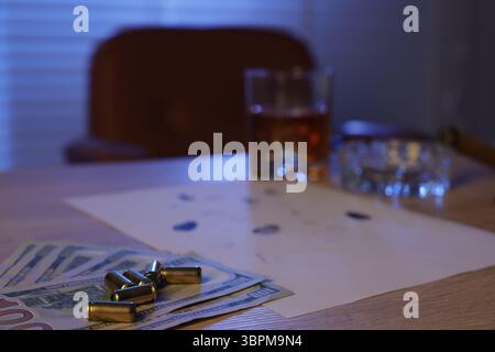 Mafia und kriminelle Welt. Geld, Kugeln, Zigarre, Whiskey und Fingerabdrücke auf Holztisch drinnen, selektiver Fokus Stockfoto