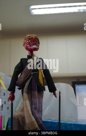 Traditionelle indonesische Holzpuppe aus West-Java, Wayang Golek Figur Cepot, in traditioneller Kleidung mit einem charakteristischen roten Gesicht gekleidet Stockfoto
