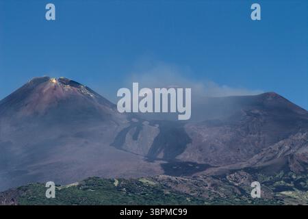 Mount Ätna, Italien – 9. Juli 2025: Landschaft des Mount Ätna nach dem teilweisen Einsturz des Südostkraters am 2. Juni 2025. Nur redaktionelle Verwendung. Stockfoto
