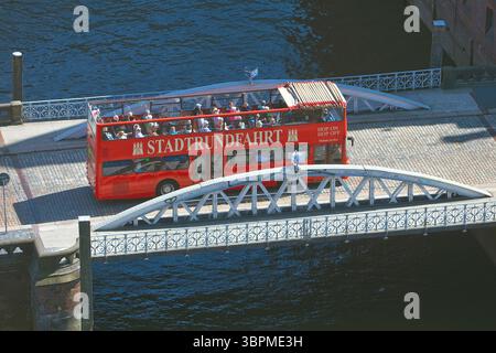 Roter offener Doppeldeckerbus auf einer Brücke in der Speicherstadt, Stadtbesichtigung, Deutschland, Hamburg Stockfoto