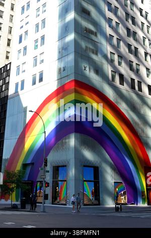 Juni 2020, New York, New York, USA: NYC COVID, .Pride Rainbow wird im Louis Vuitton Flagship Store auf der Fifth Avenue während des Pride Month 2020, NYC, 21. Juni 2020 ausgestellt.Foto: © Sonia Moskowitz Gordon/ZUMA Wire) Stockfoto