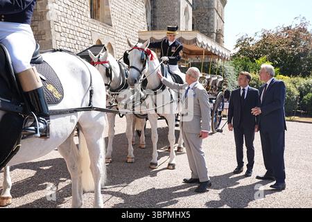 König Karl III. Mit dem französischen Präsidenten Emmanuel Macron sehen Sie die Charabanc-Kutsche, die 1844 von König Louis-Philippe von Frankreich Königin Victoria geschenkt wurde, auf Windsor Castle, Berkshire, am zweiten Tag des Staatsbesuchs des französischen Präsidenten in Großbritannien. Bilddatum: Mittwoch, 9. Juli 2025. Stockfoto