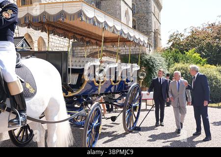 König Karl III. Mit dem französischen Präsidenten Emmanuel Macron sehen Sie die Charabanc-Kutsche, die 1844 von König Louis-Philippe von Frankreich Königin Victoria geschenkt wurde, auf Windsor Castle, Berkshire, am zweiten Tag des Staatsbesuchs des französischen Präsidenten in Großbritannien. Bilddatum: Mittwoch, 9. Juli 2025. Stockfoto