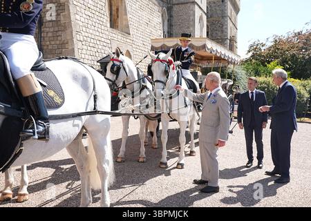 König Karl III. Mit dem französischen Präsidenten Emmanuel Macron sehen Sie die Charabanc-Kutsche, die 1844 von König Louis-Philippe von Frankreich Königin Victoria geschenkt wurde, auf Windsor Castle, Berkshire, am zweiten Tag des Staatsbesuchs des französischen Präsidenten in Großbritannien. Bilddatum: Mittwoch, 9. Juli 2025. Stockfoto
