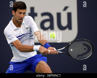 24. März 2019, Miami Gardens, Florida, Vereinigte Staaten von Amerika: MIAMI GARDENS, FLORIDA - 24. MÄRZ: Novak Djokovic aus Serbien besiegt Federico Delbonis aus Argentinien am 7. Tag der Miami Open präsentiert von Itau im Hard Rock Stadium am 24. März 2019 in Miami Gardens, Florida. (Kreditbild: © SMG via ZUMA Wire) Stockfoto