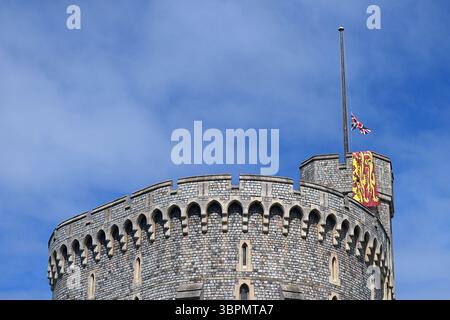 Die Flagge der Union Jack wird in Windsor Castle, Berkshire, am zweiten Tag des Staatsbesuchs des französischen Präsidenten in Großbritannien gehisst. Bilddatum: Mittwoch, 9. Juli 2025. Stockfoto