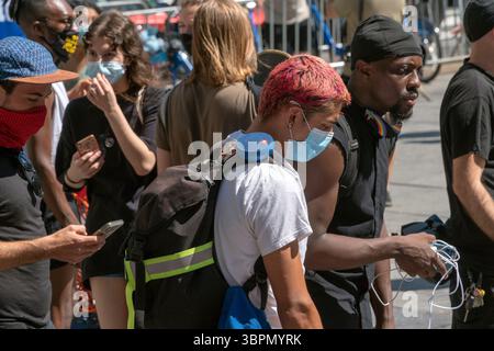 24. Juni 2020, New York, New York, USA: BLM-Protest im Stil der Occupy Wall Street in einem kleinen Park in der Nähe des Rathauses, des Bildungsministeriums und der Brooklyn Bridge, an der Ecke Chambers and Centre. Auch das Polizeipräsidium ist in der Nähe. Aktivisten planen, dort zu bleiben, bis das NYPD-Budget von 6 Milliarden Dollar um 1 Milliarde Dollar gekürzt wird. Die Ersparnisse würden für Wohnraum, Gesundheitswesen und Bildung ausgegeben..24. Juni 2020, New York.Foto von John M. Mantel (Kreditbild: © John Marshall Mantel/ZUMA Wire) Stockfoto