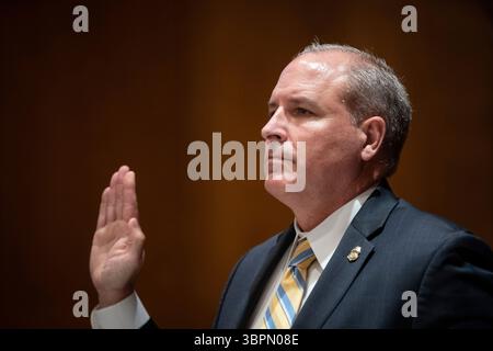 25. Juni 2020, Washington, District of Columbia, USA: Der amtierende US-Kommissar für Zoll- und Grenzschutz (CBP), Mark Morgan, wird vereidigt, bei einer Aufsichtsanhörung des Ausschusses für Homeland Security and Governmental Affairs im US-Senat auszusagen, bei der der US-Zoll- und Grenzschutz (CBP) auf Capitol Hill in Washington, USA, 25. Juni 2020 untersucht wird (Credit Image: © Alexander Drago/CNP via ZUMA Wire) Stockfoto