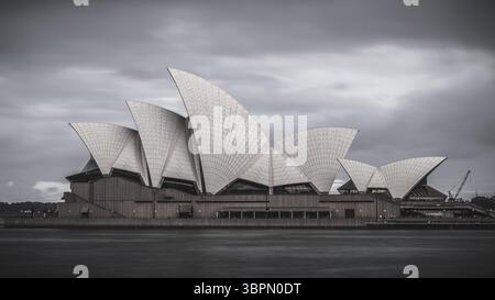 Schwarzweißbild des Opernhauses von Sydney mit langer Belichtung Harbour Silhouette Stockfoto