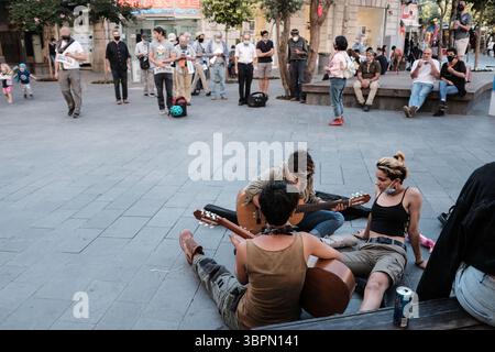 25. Juni 2020, Jerusalem, Israel: Die Innenstadt von Jerusalemâ und der beliebte Zion-Platz sind überflutet mit jungen Menschen, die Freiheit suchen, da einige Coronavirus-Beschränkungen trotz einer in den letzten Wochen angestiegenen Infektionsrate gelockert wurden, was einige als â€˜Second waveâ€™ bezeichnen. Zum ersten Mal seit dem Höhepunkt der Pandemie im April liegt die tägliche Zahl neuer COVID-19-Fälle bei über 600 und damit weit über den von Premierminister Netanjahu definierten 100 â €˜roten lineâ €™. (Bild: © Nir Alon/ZUMA Wire) Stockfoto