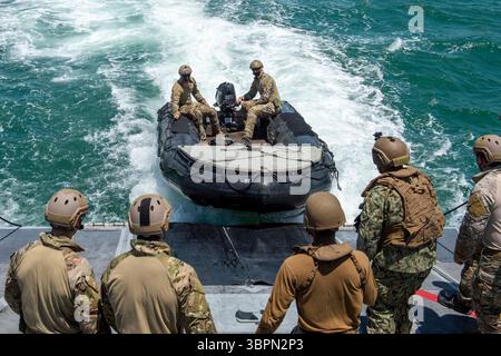 22. Juni 2020 - Bahrain - die dem Kommandeur der Task Unit (CTU) 56,7 zugewiesenen Seeleute unterstützen den Start und die Bergung eines Kampfkautschuk-Raidbootes an Bord eines Mark VI Patrouillenbootes, das dem Kommandeur der Task Force (CTF) 56 zugewiesen wurde, während des Expeditionstrainings mit der CTU 56,1 im Arabischen Golf am 22. Juni 2020. CTF 56 ist verantwortlich für die Planung und Durchführung von Expeditionsmissionen, einschließlich Operationen an den Küstenflüssen im Einsatzgebiet der 5. US-Flotte. (Kreditbild: © Jordan Bair/USA Marineblau/ZUMA Wire/ZUMAPRESS.com) Stockfoto