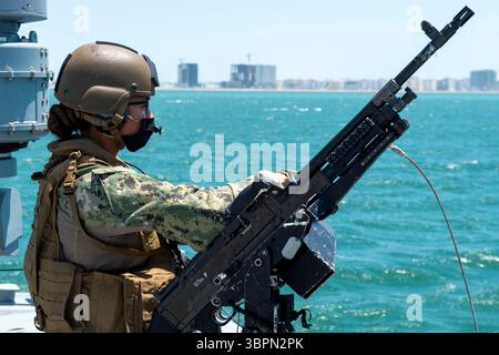 22. Juni 2020 – Bahrain – Gunner's Mate 2nd Class Kelsey O’Keefe, dem Kommandanten zugewiesen, Task Unit 56,7 steht an Bord eines Mark VI Patrouillenbootes, das dem Kommandanten, Task Force (CTF) 56 während des Expeditionstrainings im Arabischen Golf am 22. Juni 2020 zugewiesen wurde. CTF 56 ist verantwortlich für die Planung und Durchführung von Expeditionsmissionen, einschließlich Operationen an den Küstenflüssen im Einsatzgebiet der 5. US-Flotte. (Kreditbild: © Jordan Bair/USA Marineblau/ZUMA Wire/ZUMAPRESS.com) Stockfoto