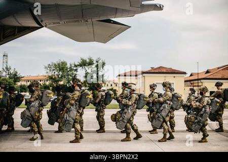 24. Juni 2020 – Italien – Fallschirmjäger der US-Armee, die dem 2. Bataillon, 503. Infanterieregiment, 173. Luftlandebrigade zugewiesen sind, besteigen ein Flugzeug zur Vorbereitung einer Luftlandeoperation auf der Aviano Air Base, Italien, 24. Juni 2020. Die 173rd Airborne Brigade ist die US-Armee-Notfalltruppe in Europa, die schnell einsatzfähige Truppen in die Verantwortungsbereiche der Vereinigten Staaten Europa, Afrika und des Zentralkommandos stellt. Die Brigade ist in Italien und Deutschland stationiert und trainiert routinemäßig zusammen mit NATO-Verbündeten und -Partnern, um Partnerschaften aufzubauen und die Allianz zu stärken. (Kreditbild: © R Stockfoto