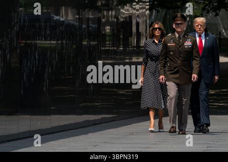 25. Juni 2020, Washington, District of Columbia, Vereinigte Staaten von Amerika: Präsident Donald J. Trump und First Lady Melania Trump werden von Generalmajor der US-Armee Omar Jones begleitet, um an einer Kranzniederlegung im Korean war Veterans Memorial in Washington, D.C. teilzunehmen Donnerstag, 25. Juni 2020, zu Ehren des 70. Jahrestages des Koreakrieges...People: Präsident Donald J. Trump und First Lady Melania Trump (Credit Image: © SMG via ZUMA Wire) Stockfoto