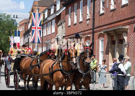 Windsor, Berkshire, Großbritannien. Juli 2025. Die Carriage-Prozession durch Windsor, Berkshire für den französischen Staatsbesuch des französischen Präsidenten Emmanuel Macron in Windsor, Berkshire. Quelle: Maureen McLean/Alamy Live News Stockfoto