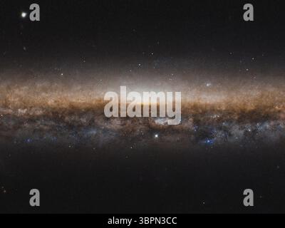 26. Juni 2020 – Weltraum – die Galaxie NGC 5907 erstreckt sich über dieses Bild. Die Galaxie erscheint als eine lange Linie aus Sternen und dunklem Staub und wird als Spiralgalaxie kategorisiert, genau wie unsere Milchstraße. In diesem neuen Bild vom NASA/ESA Hubble Space Telescope sehen wir die wunderschönen Spiralarme nicht, weil wir sie am Rand betrachten, wie auf den Rand einer Platte. Aus diesem Grund wird NGC 5907 auch als Messerkante-Galaxie bezeichnet. Die Knife Edge Galaxie liegt etwa 50 Millionen Lichtjahre von der Erde entfernt im nördlichen Sternbild Draco. (Kreditbild: © Hubble/NA Stockfoto