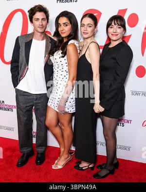 LOS ANGELES, KALIFORNIEN, USA – 08. JULI: Der US-amerikanische Schauspieler Logan Lerman, australische Schauspielerin, Comedian, Autorin und Produzentin Geraldine Viswanathan, US-amerikanische Schauspielerin, Drehbuchautorin und Regisseurin Molly Gordon und die englische Schriftstellerin und Filmregisseurin Sophie Brooks kommen zur Los Angeles Special Screening von Sony Pictures Classics' „Oh, Hi!“ Am 8. Juli 2025 im AMC The Grove 14 in Los Angeles, Kalifornien, USA. (Foto: Xavier Collin/Image Press Agency) Stockfoto