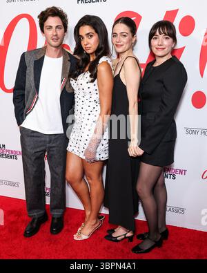 LOS ANGELES, KALIFORNIEN, USA – 08. JULI: Der US-amerikanische Schauspieler Logan Lerman, australische Schauspielerin, Comedian, Autorin und Produzentin Geraldine Viswanathan, US-amerikanische Schauspielerin, Drehbuchautorin und Regisseurin Molly Gordon und die englische Schriftstellerin und Filmregisseurin Sophie Brooks kommen zur Los Angeles Special Screening von Sony Pictures Classics' „Oh, Hi!“ Am 8. Juli 2025 im AMC The Grove 14 in Los Angeles, Kalifornien, USA. (Foto: Xavier Collin/Image Press Agency) Stockfoto