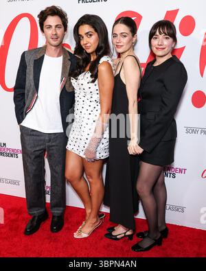 LOS ANGELES, KALIFORNIEN, USA – 08. JULI: Der US-amerikanische Schauspieler Logan Lerman, australische Schauspielerin, Comedian, Autorin und Produzentin Geraldine Viswanathan, US-amerikanische Schauspielerin, Drehbuchautorin und Regisseurin Molly Gordon und die englische Schriftstellerin und Filmregisseurin Sophie Brooks kommen zur Los Angeles Special Screening von Sony Pictures Classics' „Oh, Hi!“ Am 8. Juli 2025 im AMC The Grove 14 in Los Angeles, Kalifornien, USA. (Foto: Xavier Collin/Image Press Agency) Stockfoto