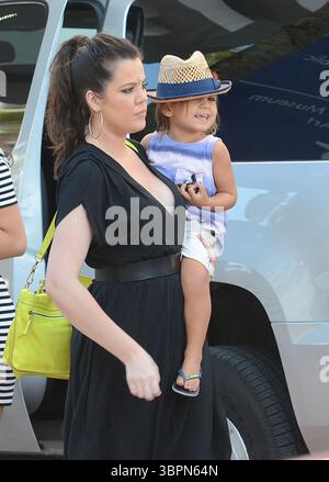 20. September 2012, Miami Beach, Florida, Vereinigte Staaten von Amerika: MIAMI BEACH, FL - 19. SEPTEMBER: Khloe Kardashian, Schwester Kourtney Kardashian, ihr Partner Scott Disick und ihr zweijähriger Sohn Mason und sein Freund Jonathan Cheban wurden in Miami beim Einkaufen gesehen. Am 19. September 2012 in Miami, Florida... Menschen: Khloe Kardashian, Mason Disick. (Kreditbild: © SMG via ZUMA Wire) Stockfoto