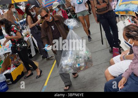 26. Juni 2020, New York, New York, USA: BLM-Protest im Stil der Occupy Wall Street am Centre St. in der Nähe des Rathauses, des Bildungsministeriums und der Brooklyn Bridge. Auch das Polizeipräsidium ist in der Nähe. Aktivisten planen, dort zu bleiben, bis das NYPD-Budget von 6 Milliarden Dollar um 1 Milliarde Dollar gekürzt wird. Sie sagen, dass die Ersparnisse für soziale Dienstleistungen wie Wohnraum und Gesundheitsversorgung ausgegeben werden sollten. (Bild: © John Marshall Mantel/ZUMA Wire) Stockfoto