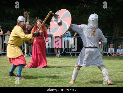 Anglo Saxon Battle – die Nachstellung der Gruppe tritt beim Anglo Saxon Weekend im Priory Park in Southend auf Stockfoto