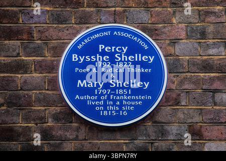 London, UK - 19. Februar 2025: Eine blaue Tafel an der Marchmont Street in London, die den Ort markiert, an dem die Dichterin Percy Bysshe Shelley und die Autorin Mary Shelley beide liv Stockfoto