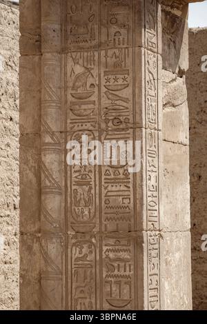 Detail auf Säulen in der Weißen Kapelle von Senusret I. im Freilichtmuseum im Karnak-Tempel Luxor Egypt Stockfoto