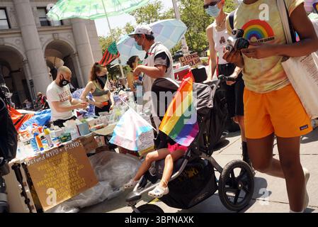28. Juni 2020, New York, New York, USA: 50-jähriges Jubiläum der Gay Pride-Feier beim BLM-Protest im Stil der Occupy Wall Street am Centre St. in der Nähe des Rathauses, des Bildungsministeriums und der Brooklyn Bridge. Auch das Polizeipräsidium ist in der Nähe. Aktivisten planen, dort zu bleiben, bis das NYPD-Budget von 6 Milliarden Dollar um 1 Milliarde Dollar gekürzt wird. Sie sagen, dass die Ersparnisse für soziale Dienstleistungen wie Wohnraum und Gesundheitsversorgung ausgegeben werden sollten. (Bild: © John Marshall Mantel/ZUMA Wire) Stockfoto