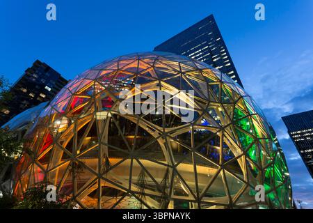 28. Juni 2020, Seattle, Washington, USA: Amazon HQ feiert am 28. Juni 2020 die LGBTQ-Community mit Regenbogenbeleuchtung in den Sphären in Seattle. (Foto: © Paul Christian Gordon/ZUMA Wire) Stockfoto