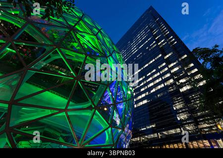 28. Juni 2020, Seattle, Washington, USA: Amazon HQ feiert am 28. Juni 2020 die LGBTQ-Community mit Regenbogenbeleuchtung in den Sphären in Seattle. (Foto: © Paul Christian Gordon/ZUMA Wire) Stockfoto