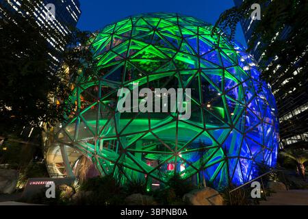 28. Juni 2020, Seattle, Washington, USA: Amazon HQ feiert die LGBTQ-Community mit Regenbogenbeleuchtung in den Sphären. (Foto: © Paul Christian Gordon/ZUMA Wire) Stockfoto