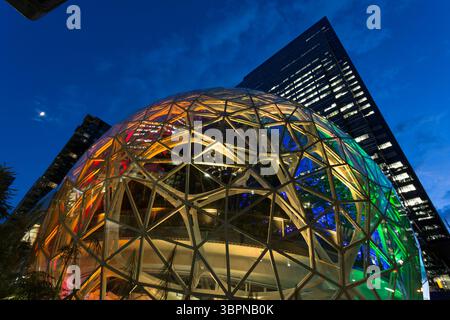 28. Juni 2020, Seattle, Washington, USA: Amazon HQ feiert am 28. Juni 2020 die LGBTQ-Community mit Regenbogenbeleuchtung in den Sphären in Seattle. (Foto: © Paul Christian Gordon/ZUMA Wire) Stockfoto