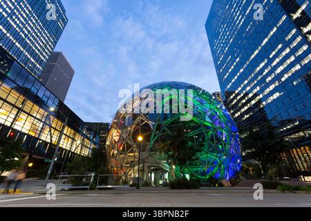 28. Juni 2020, Seattle, Washington, USA: Amazon HQ feiert am 28. Juni 2020 die LGBTQ-Community mit Regenbogenbeleuchtung in den Sphären in Seattle. (Foto: © Paul Christian Gordon/ZUMA Wire) Stockfoto