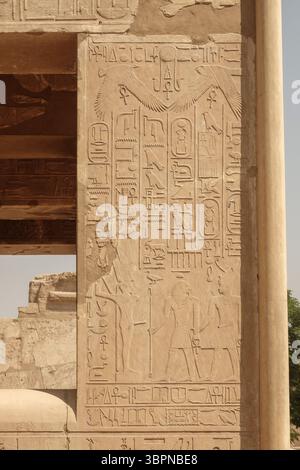 Detail auf Säulen in der Weißen Kapelle von Senusret I. im Freilichtmuseum im Karnak-Tempel Luxor Egypt Stockfoto