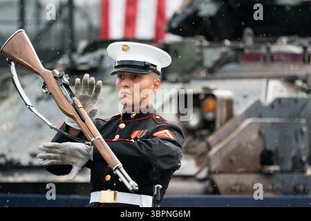 4. Juli 2019, Washington, District of Columbia, Vereinigte Staaten von Amerika: Ein Mitglied des United States Marine Corps Silent Drill Platoon marschiert in Formation und tritt am Donnerstag, 4. Juli 2019, am Lincoln Memorial in Washington, D.C. auf. (Kreditbild: © SMG via ZUMA Wire) Stockfoto