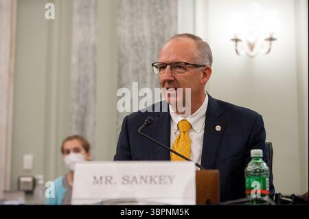 1. Juli 2020, USA: Greg Sankey, Commissioner, Southeastern Conference, sagt vor einer Anhörung des Senats für Handel, Wissenschaft und Verkehr mit dem Titel „To Examination a Compensation Framework for Intercollegiate Athleten“ im Senate Office Building in Russel auf dem Capitol Hill in Washington, DC., Mittwoch, 1. Juli 2020 aus. Abbildung: Rod Lamkey/CNP (Abbildung: © Rod Lamkey/CNP via ZUMA Wire) Stockfoto