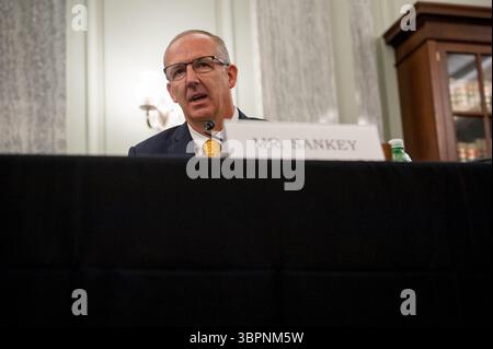 1. Juli 2020, USA: Greg Sankey, Commissioner, Southeastern Conference, sagt vor einer Anhörung des Senats für Handel, Wissenschaft und Verkehr mit dem Titel „To Examination a Compensation Framework for Intercollegiate Athleten“ im Senate Office Building in Russel auf dem Capitol Hill in Washington, DC., Mittwoch, 1. Juli 2020 aus. Abbildung: Rod Lamkey/CNP (Abbildung: © Rod Lamkey/CNP via ZUMA Wire) Stockfoto